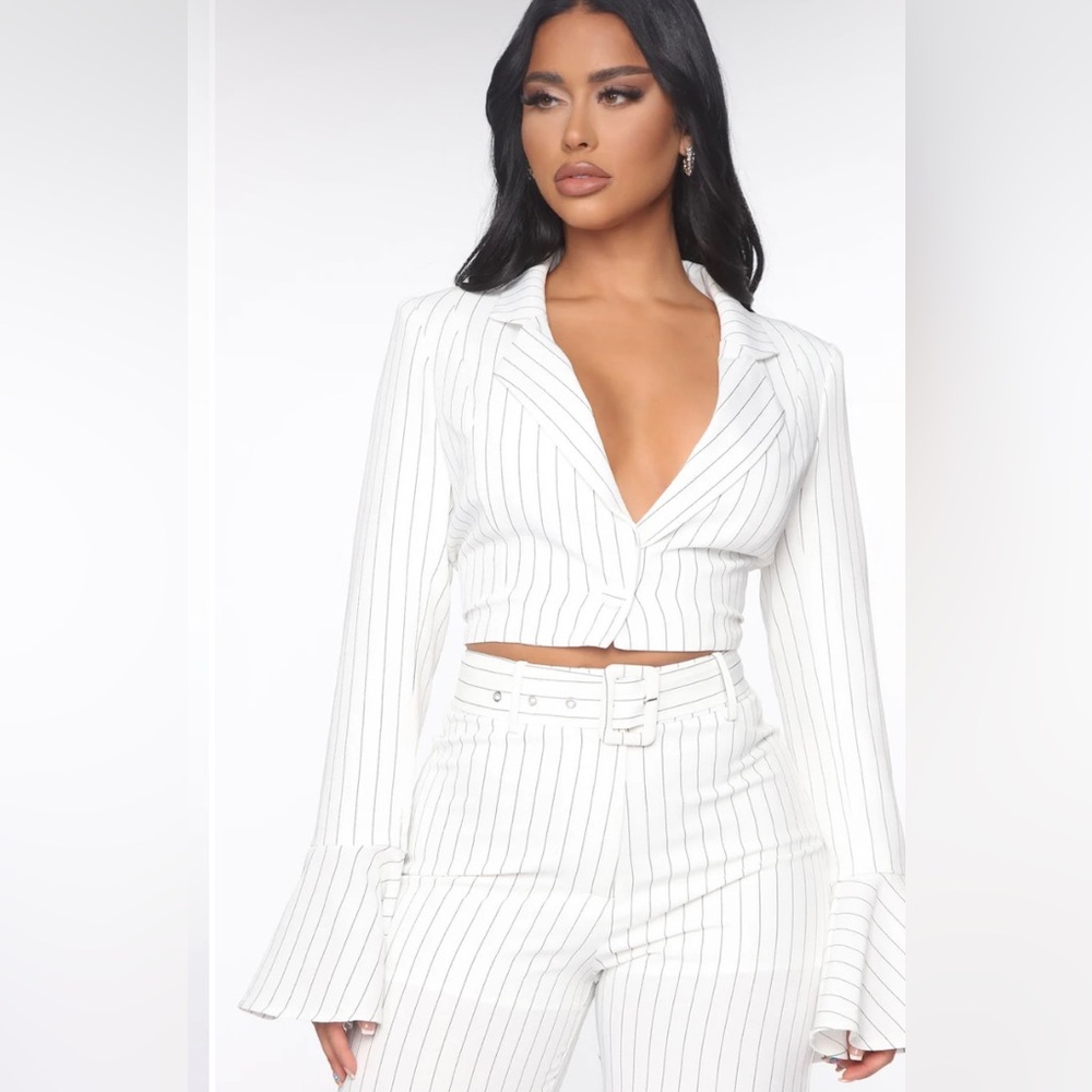 Fashion Nova 2 piece White w Black Pinstripe Suit jacket and Pants Size medium